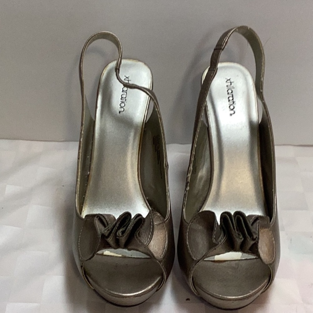 Xhilaration size 6.5, gold, 4” heel
